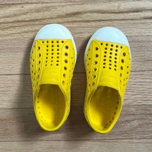 Native size 7 yellow kids shoes